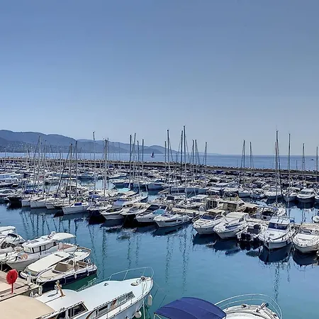 T2 A La Faviere Avec Piscine Et Parking Prive, Proche Plages Et Commerces - Fr-1-610-13